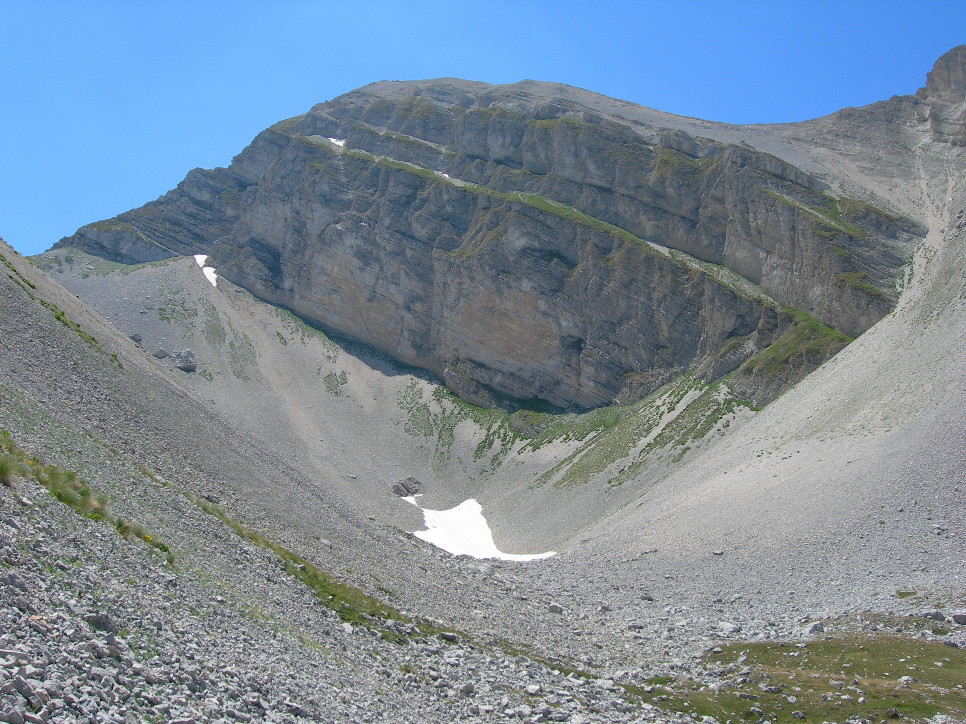 054 - la spettacolare Conca del Sambuco con il suo nevaio.jpg