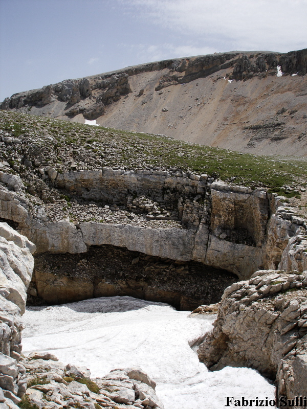 giugno 2007 , glacionevato del pozzo e monte amaro sullo sfondo.jpg